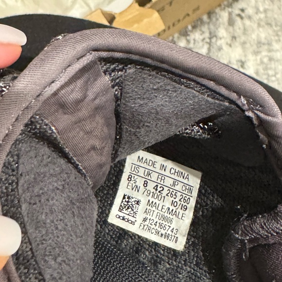 Yeezy 350 - Picture 3 of 3